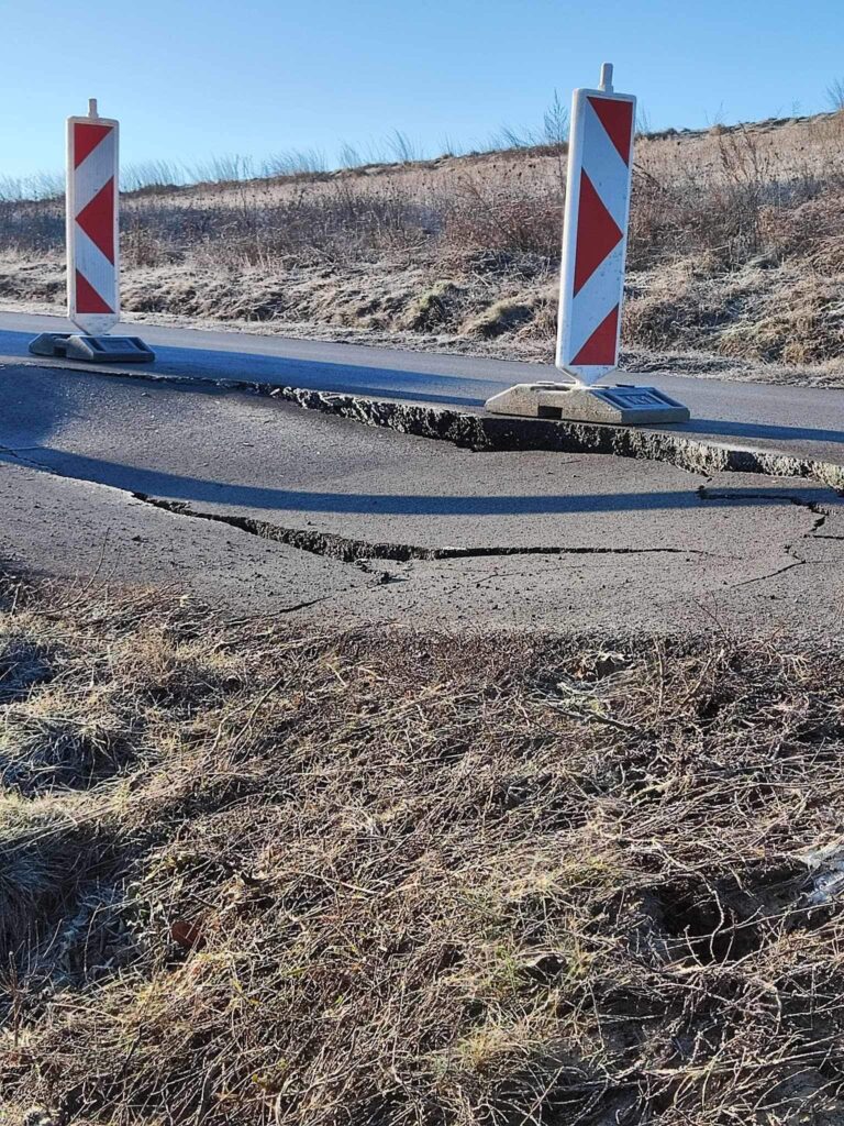 Prepadnutá cesta pri Plavlovciach. Foto: Facebook.com/Banskobystrická regionálna správa ciest