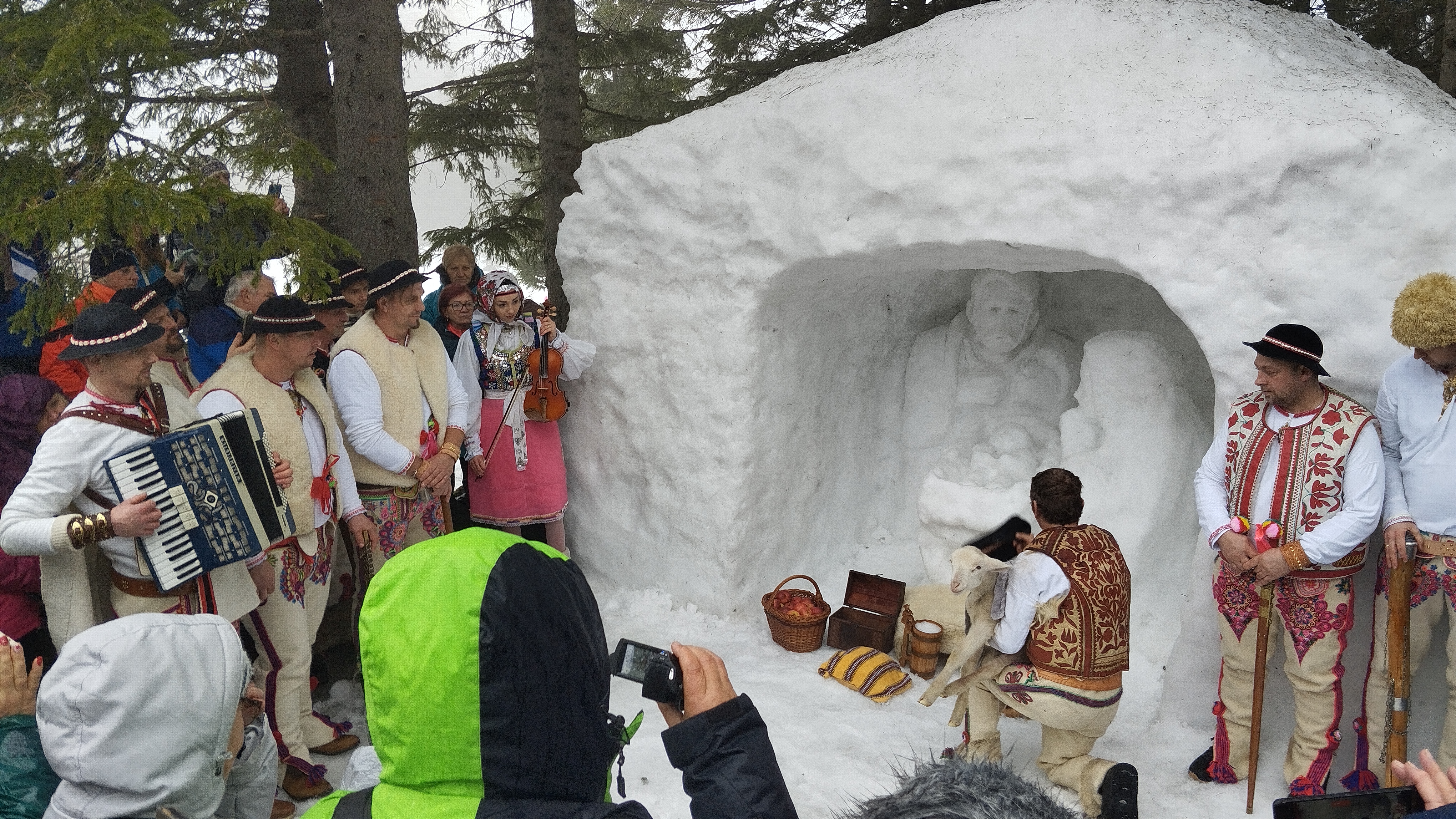 Aj napriek dažďu si Trojkráľové poludnie nenechali ujsť stovky ľudí