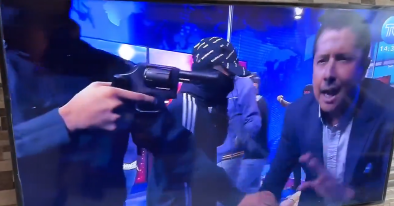 Video: Do štúdia ekvádorskej televízie počas živého prenosu vtrhla skupina maskovaných ozbrojencov