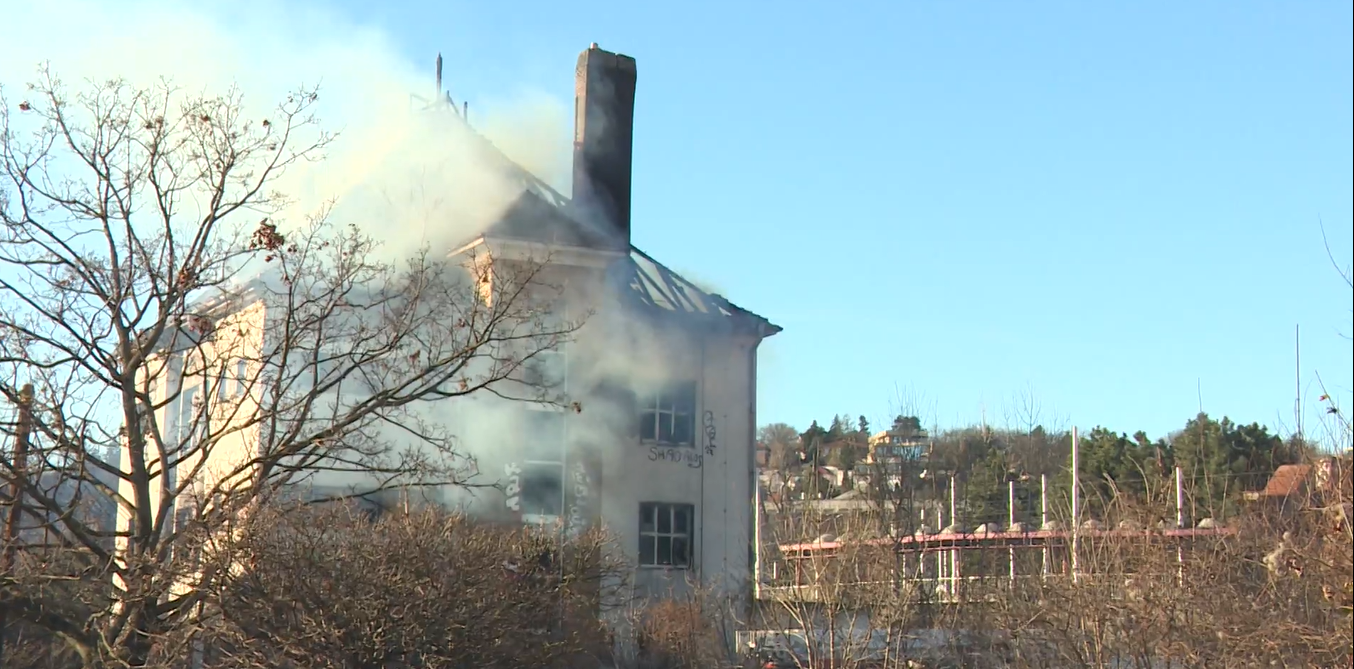 Budovu neďaleko železničnej stanice zachvátili plamene