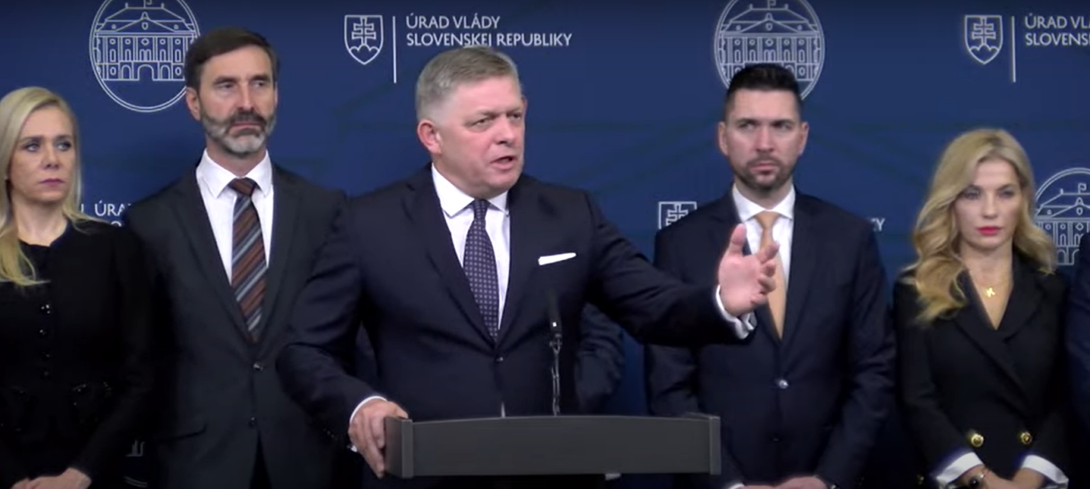 Robert Fico s ministrami počas brífingu. Reprofoto: YouTube