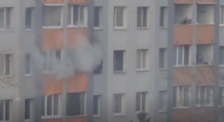 Video: Byt v bratislavskej Petržalke zachvátili plamene. Zranila sa jedna osoba