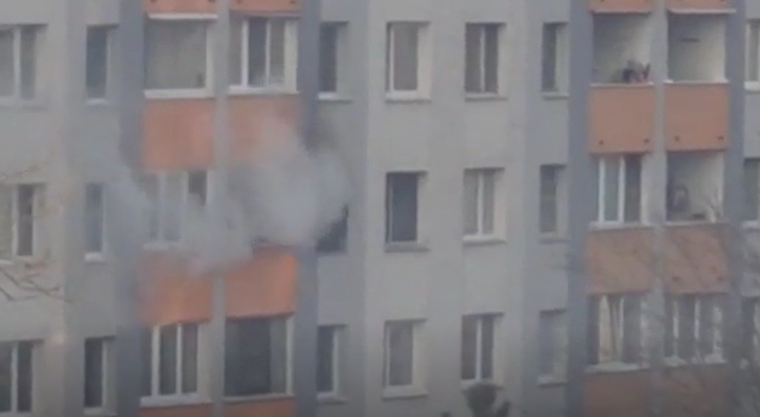 Video: Byt v bratislavskej Petržalke zachvátili plamene. Zranila sa jedna osoba