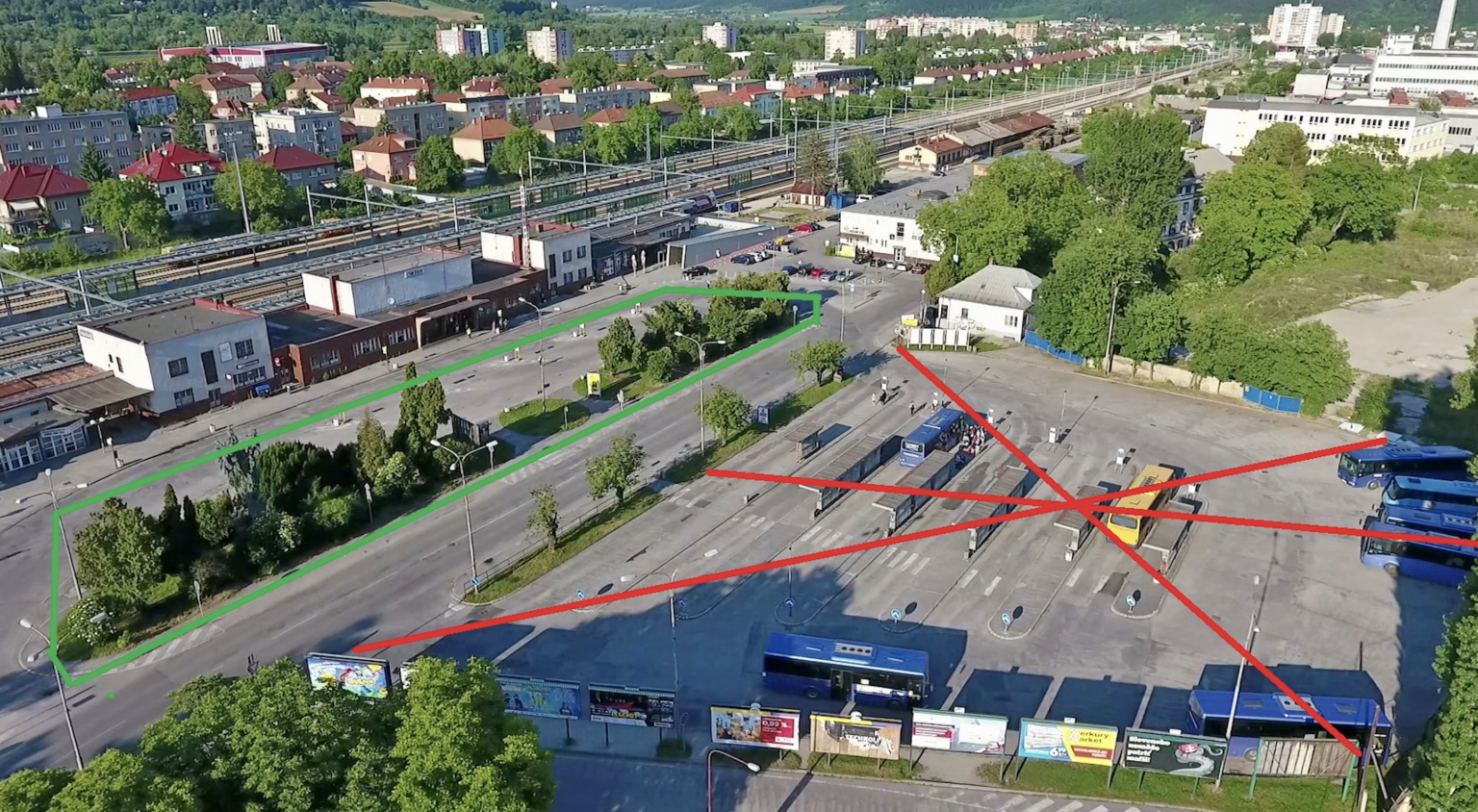 V priestore označenom zeleným ohraničením (ovál) majú byť všetky zastávky prímestských, diaľkových aj medzinárodných autobusov; červeným krížom je označený súčasný priestor pre prímestské autobusy, ktorý zostane developerovi. Foto: autor  