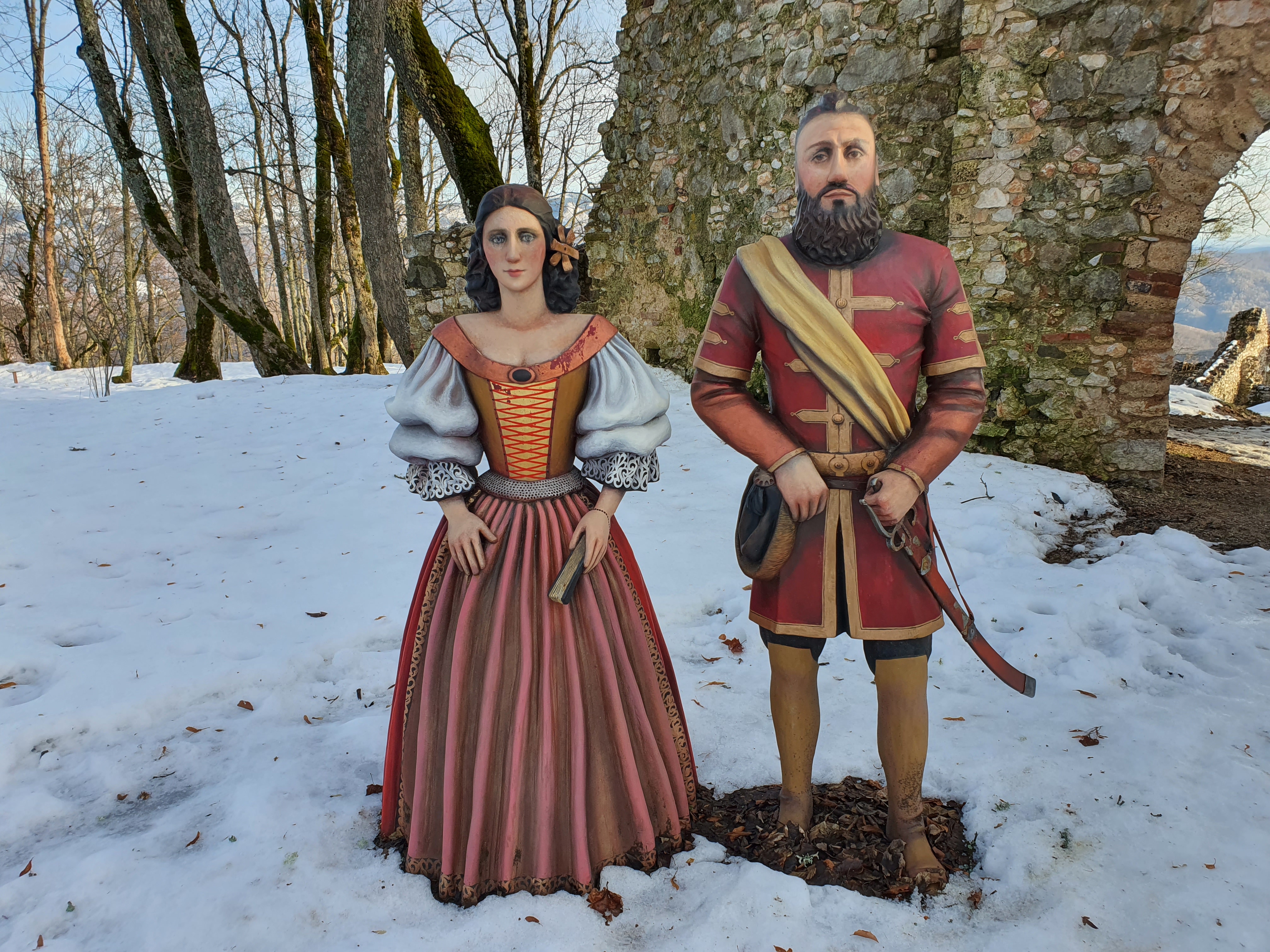 Na Muránskom hrade pribudli ďalšia zastrešená stavba a sochy bývalých majiteľov