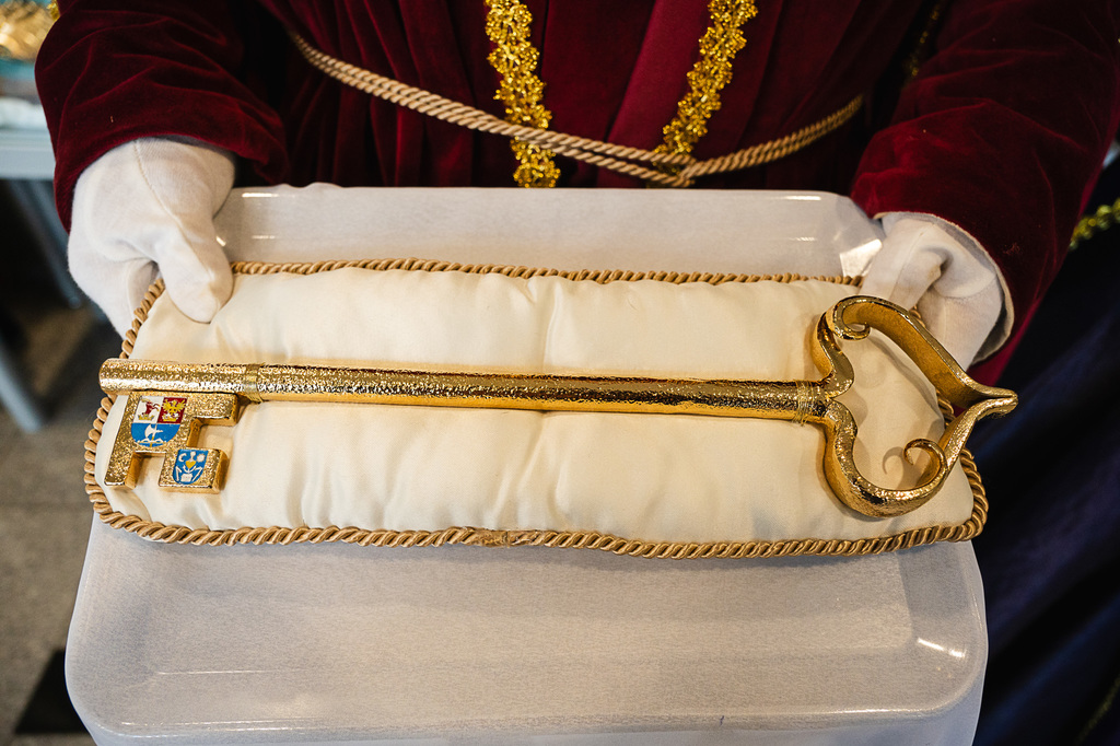 Vo vestibule župného domu nájdete symbolický artefakt odkazujúci na históriu kraja