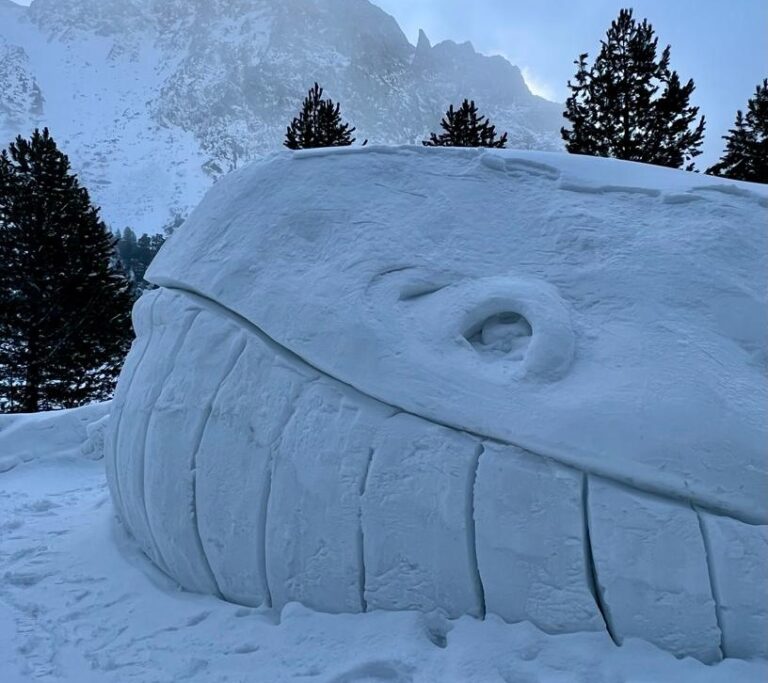 Popradské pleso má novú atrakciu, je ňou obrovská veľryba zo snehu