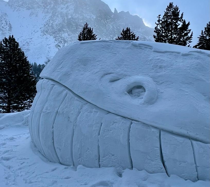 Popradské pleso má novú atrakciu, je ňou obrovská veľryba zo snehu