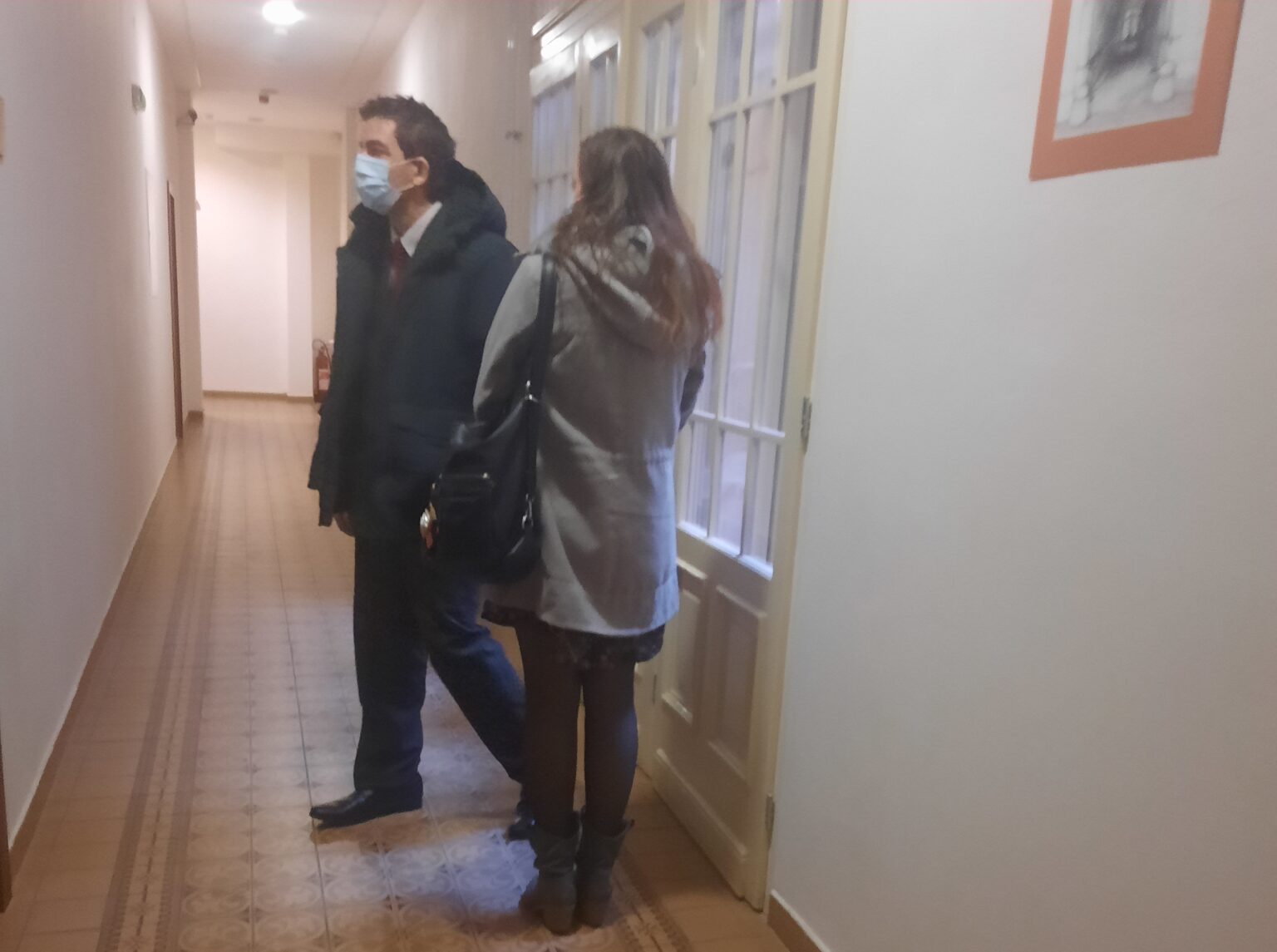 Muž prišiel na pojednávanie so svojou manželkou. Foto: Redakcia