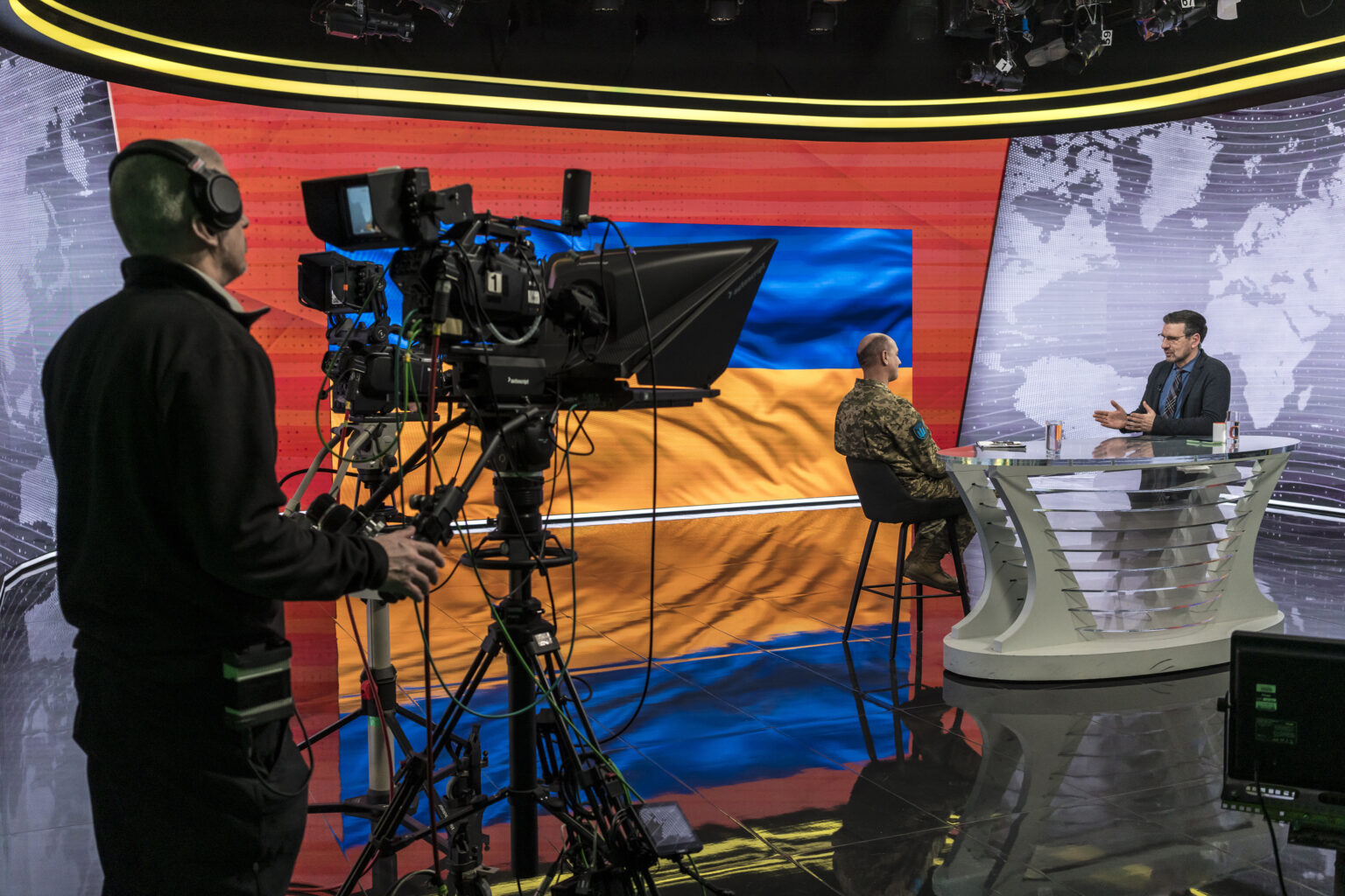 Rozhovor s vedúcim oddelenia pre styk s verejnosťou ukrajinskej armády Oleksijom Dmytraškovským vedie moderátor Telemaratónu Vadym Karpiak. S pokračujúcou vojnou sa sledovanosť tejto relácie sa znížila. Foto: Brendan Hoffman pre New York Times