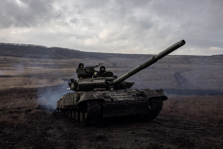 Ukrajinský tank v blízkosti frontovej línie tento mesiac v Doneckej oblasti. Odborníci tvrdia, že Ukrajina potrebuje viac vojakov, aby odolala obnovenému ruskému náporu. Foto: Finbarr O'Reilly pre New York Times