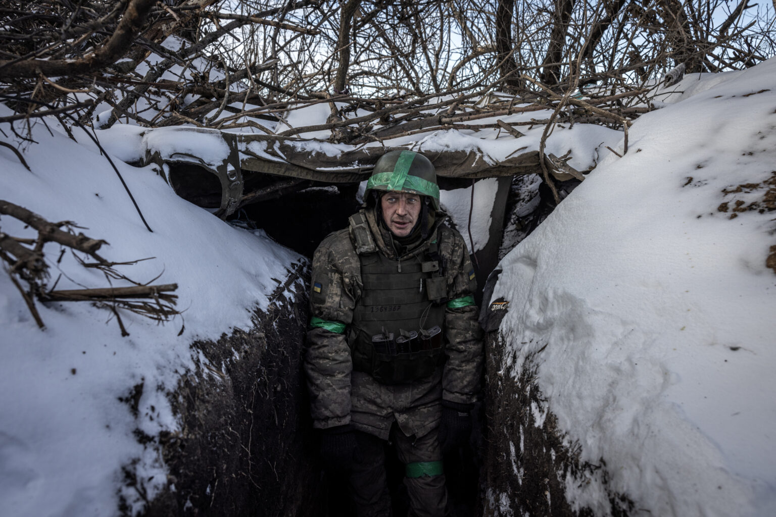 Ukrajinský vojak zo 68. brigády v zákope 500 metrov od ruských pozícií v Luhanskej oblasti na východe Ukrajiny. Foto: Finbarr O'Reilly/New York Times