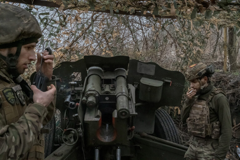 Ukrajine chýbajú vojaci. Ako vyzerá vyčerpávacia vojna, ako fungujú ruské kĺzavé bomby a prečo sú také ničivé FPV drony