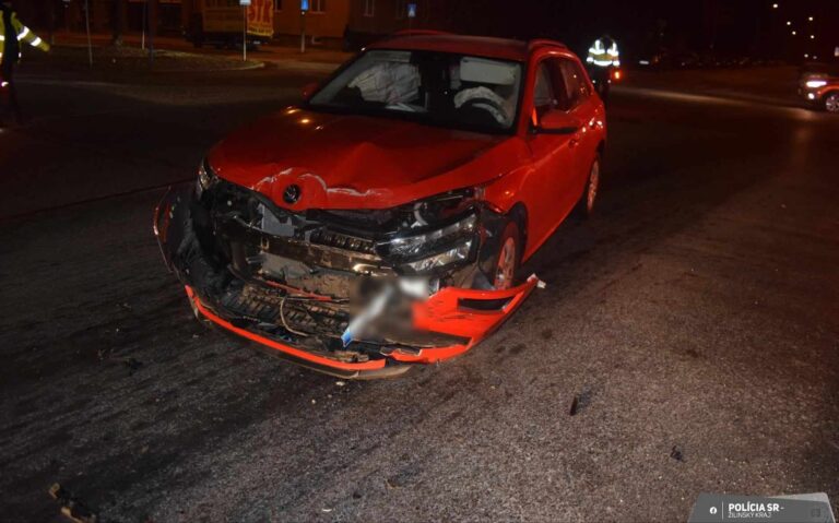Na zrážku dvoch vozidiel doplatil po chodníku kráčajúci 57-ročný muž. Foto: Polícia SR- Žilinský kraj