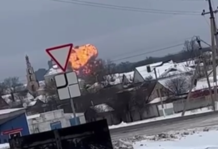 Výbuch lietadla Iliušin IL-76 v okrese Koroča v Belgorodskej oblasti. Zdroj: reprofoto ASTRA/Telegram