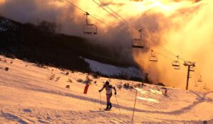 Platenie za lyžiarsku turistiku na zjazdovkách vo Vysokých Tatrách sa odkladá