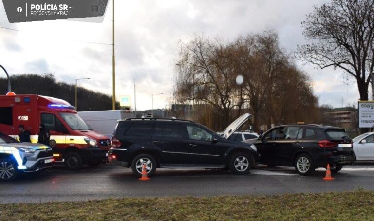 Mladistvý vodič nasadol do cudzieho auta a spôsobil s ním dopravnú nehodu