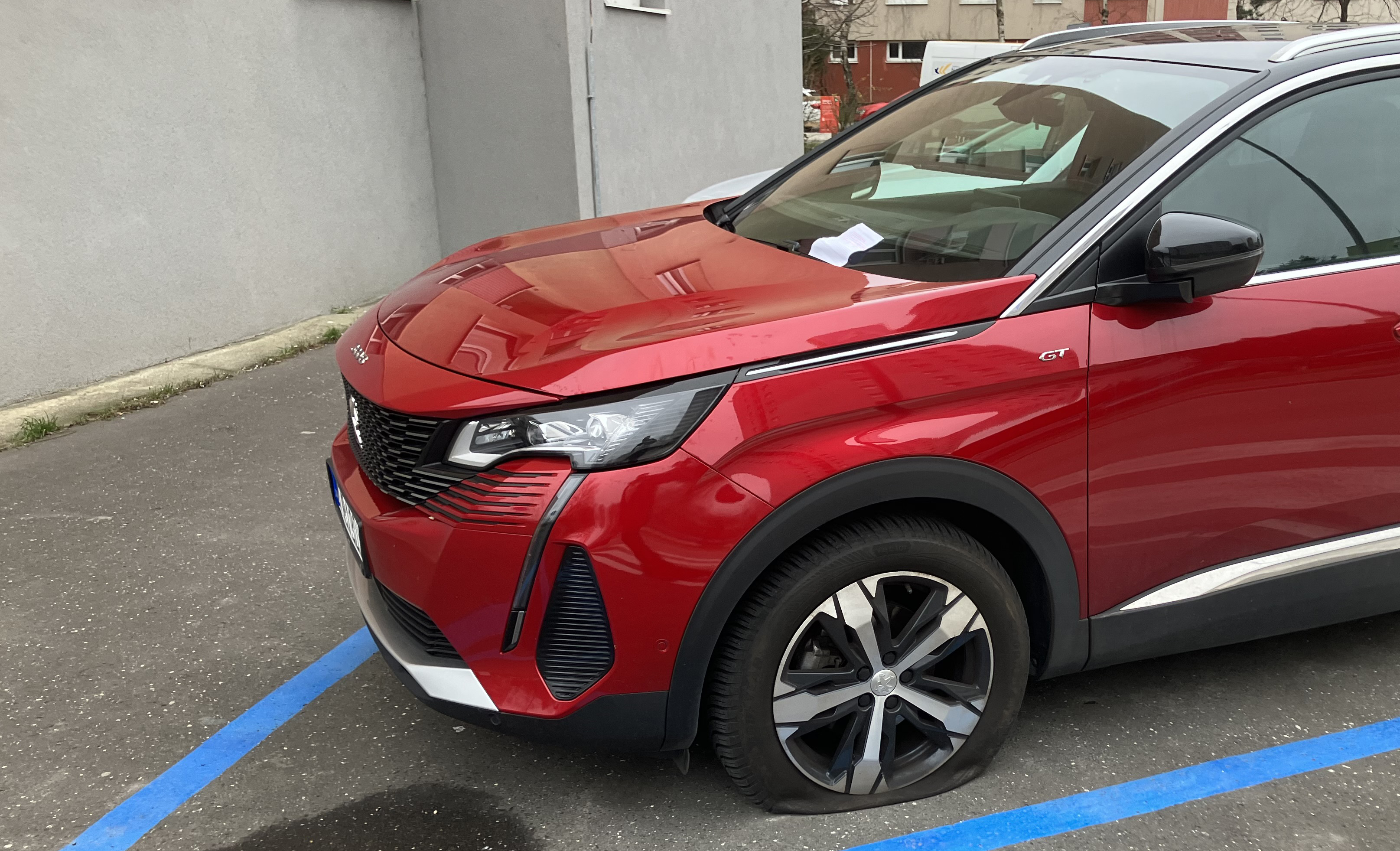 Aktivisti vypúšťajúci pneumatiky SUV vozidlám sú už aj v Bratislave