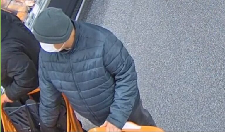 Muž okradol staršiu ženu priamo pred zrakmi kamier uprostred obchodu. Foto: Polícia SR - Žilinský kraj 