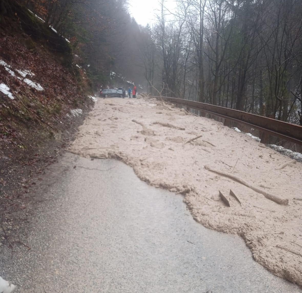 Na cestu do obce Baláže sa zosunul svah. Už je sprejazdnená