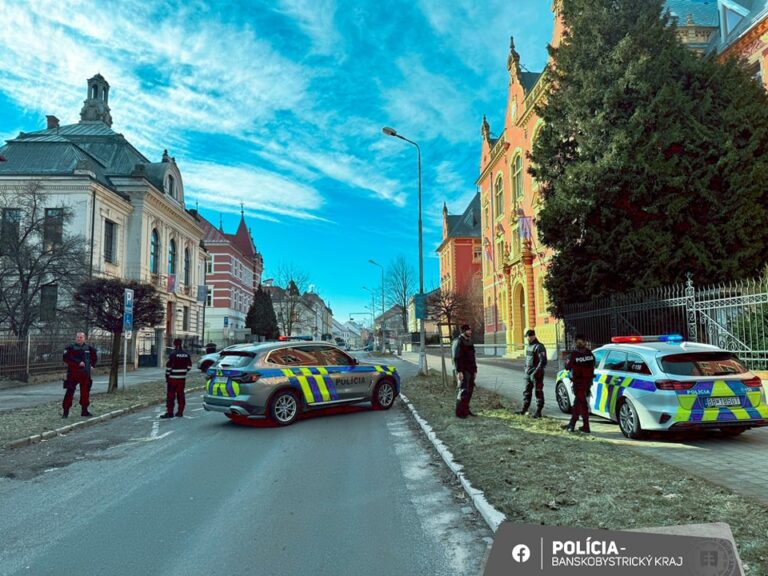 Ulicu pred súdmi v Banskej Bystrici uzatvorila polícia. Foto: FB Polícia SR BB