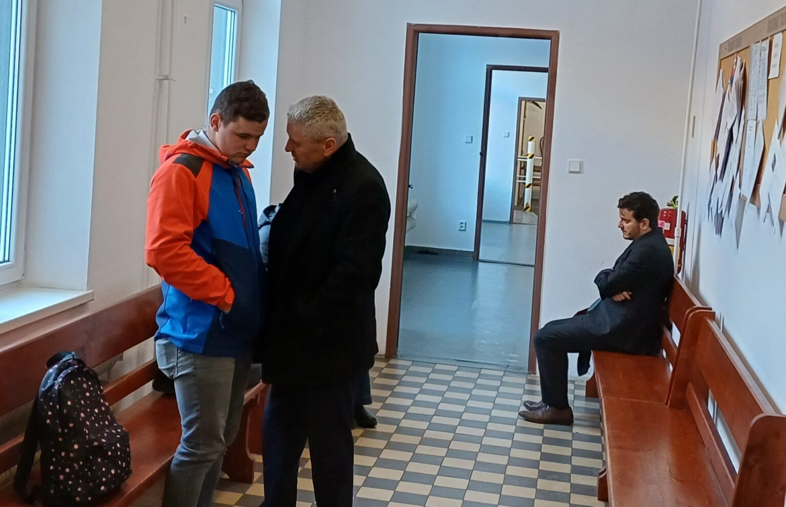 Obžalovaný Jakub pred dnešným pojednávaním prijíma rady od svojho obhajcu. Foto: RV