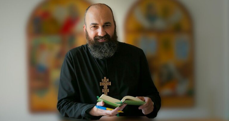 Erb nového arcibiskupa Jonáša Maxima odkazuje aj na jeho mníšsky život. Foto: vaticannews.va