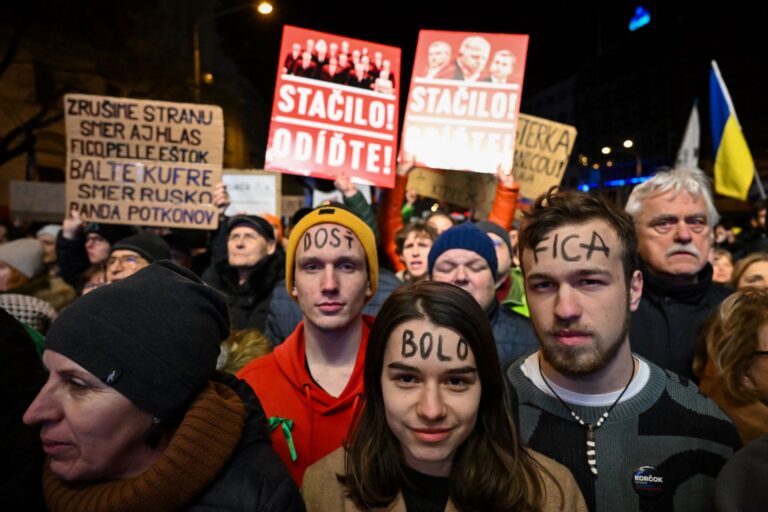 Protivládne protesty: Šimečka a Gröhling posielali Fica do Ruska