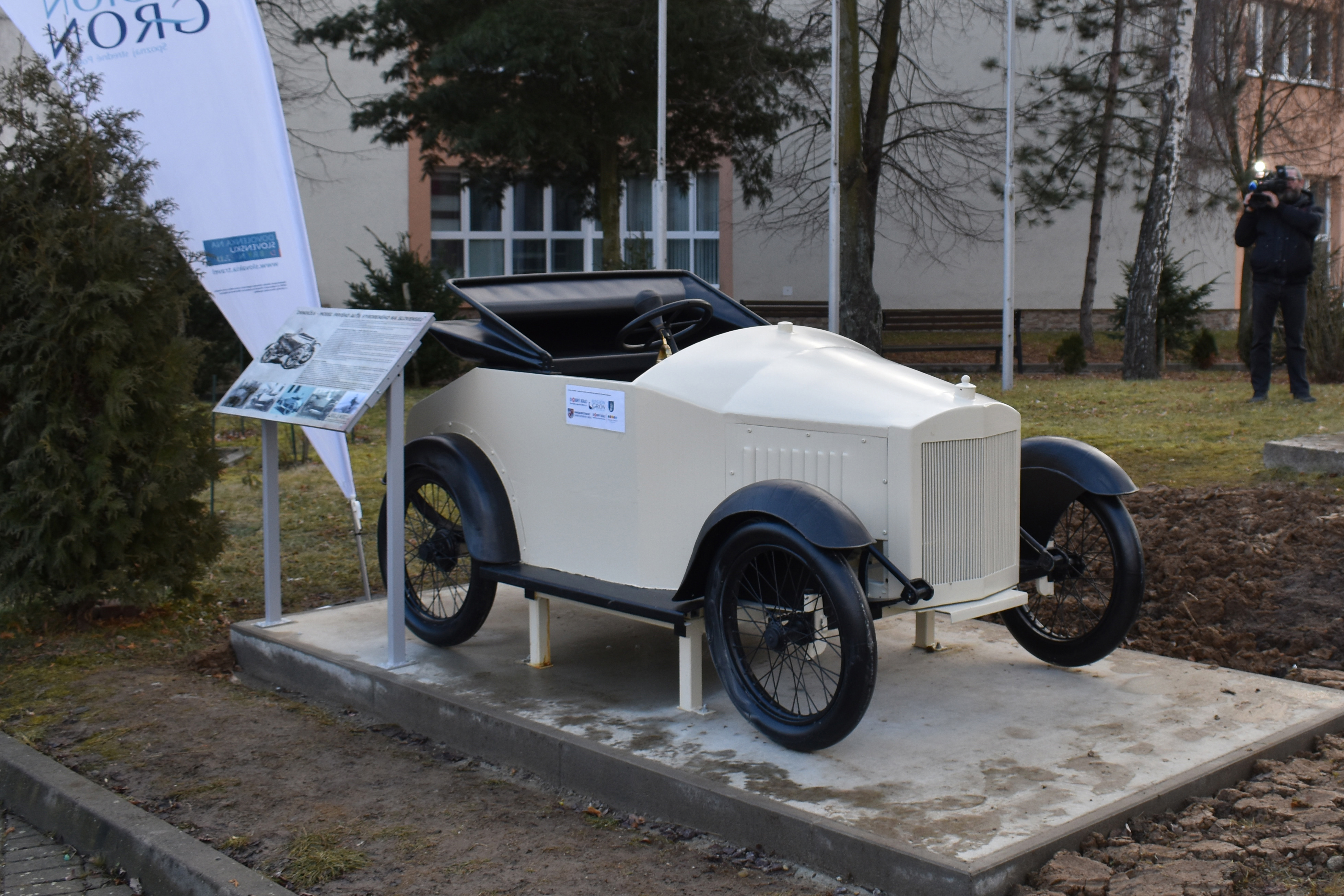 Hronský Beňadik: Prvé slovenské auto Michala Majera pripomína model v centre obce