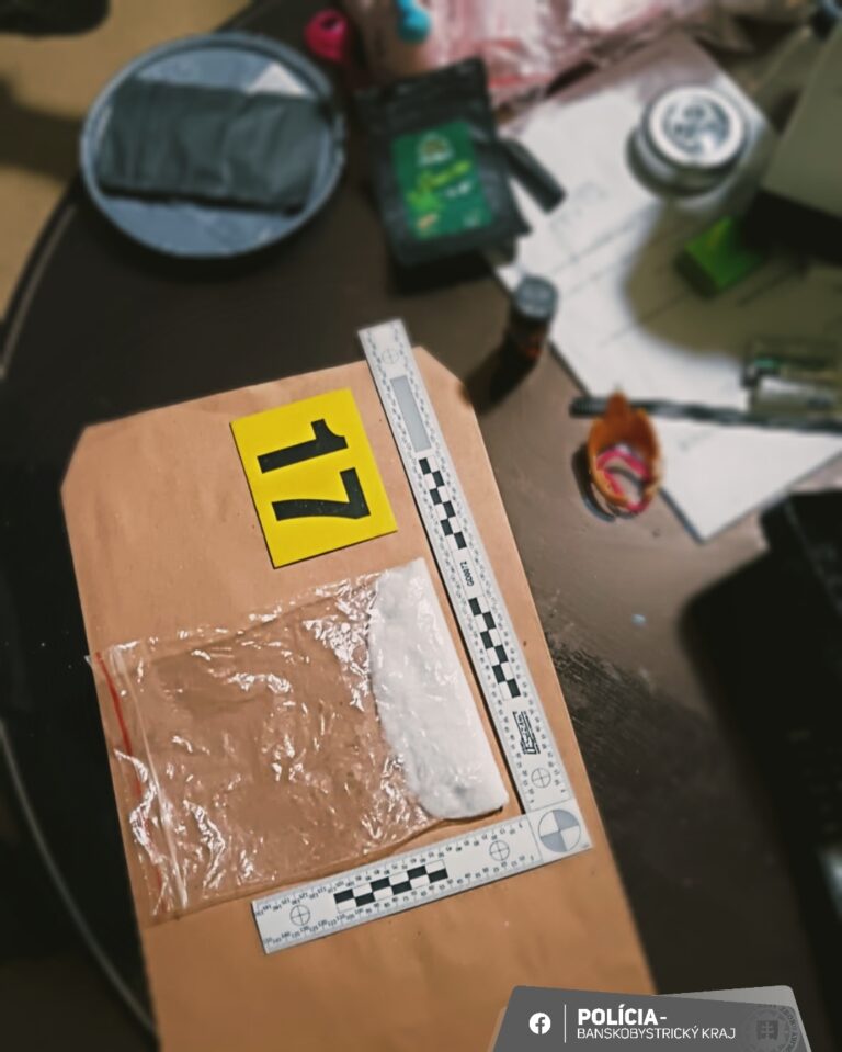 Policajný zásah v Brezne: Kriminalisti zadržali drogového dílera