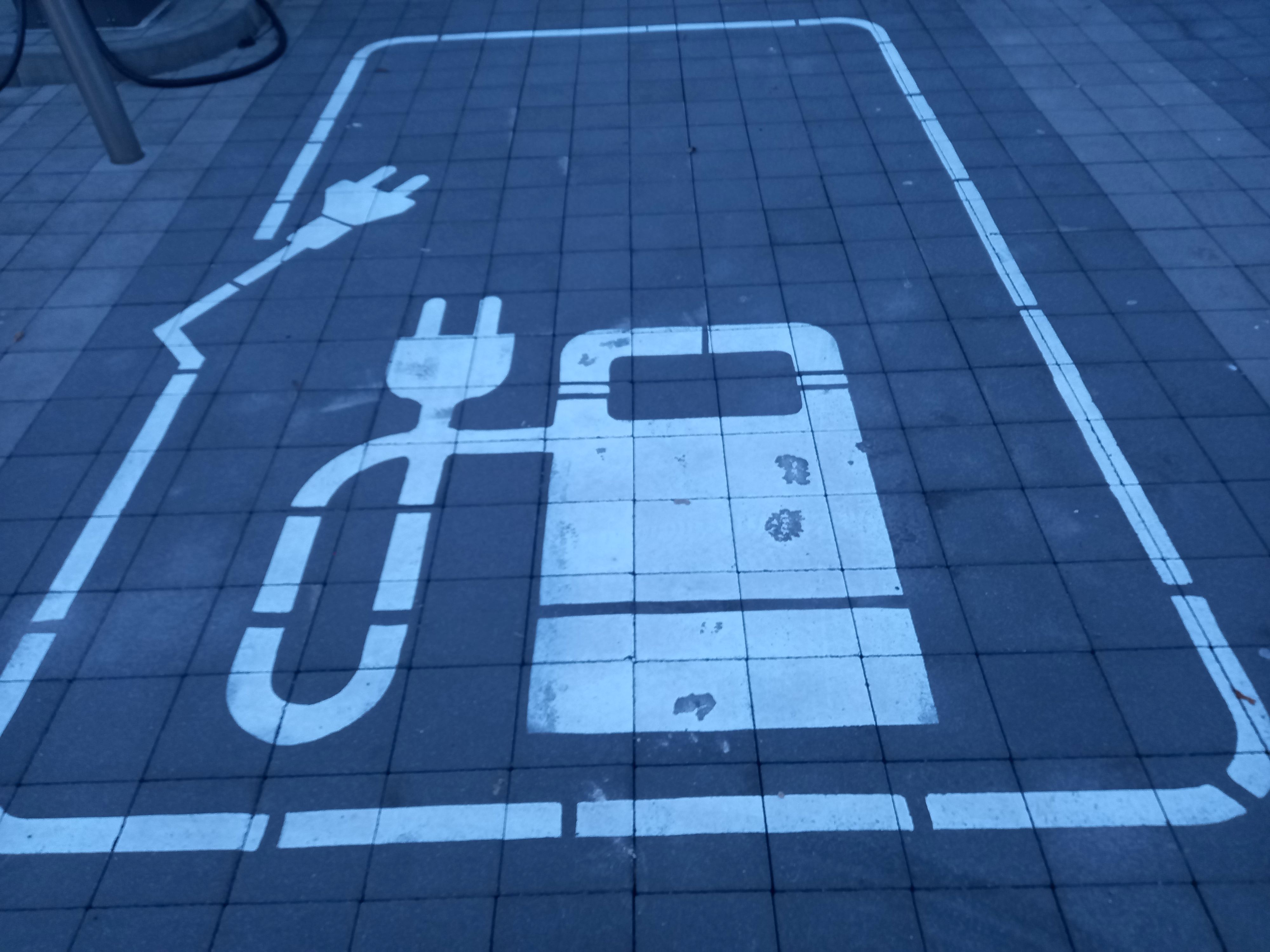 Novinka v Banskej Bystrici: V meste pribudne 35 nabíjacích staníc pre elektromobily