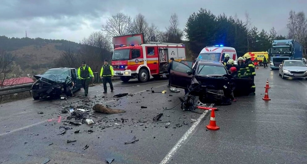 Vážna nehoda. Vodiči bojujú o svoj život v nemocnici