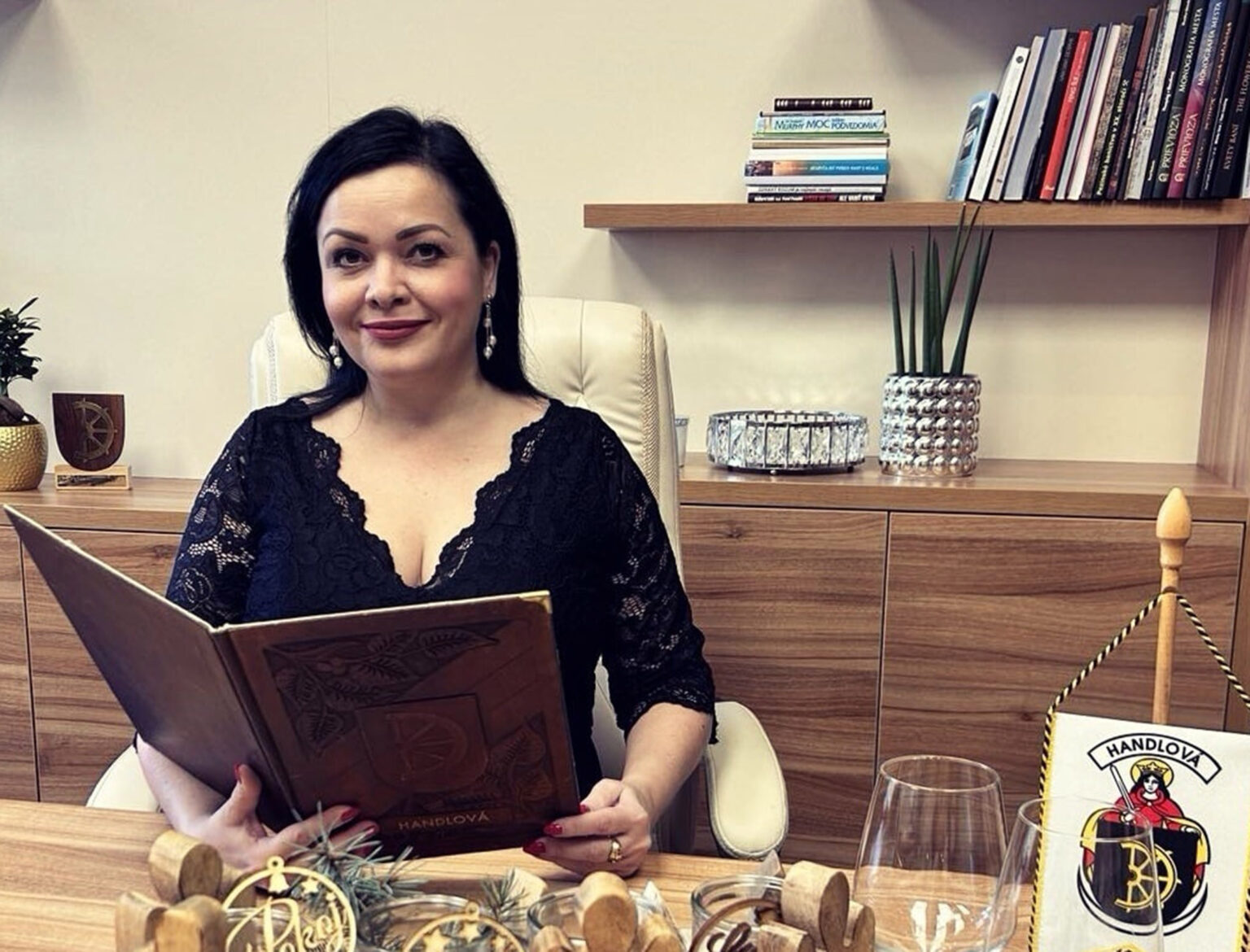 Silvia Grúberová sa po piatich rokov v primátorskej funkcii dočkala navýšenia platu o viac ako sedem stoviek eur. Foto: FB S. Grúberová