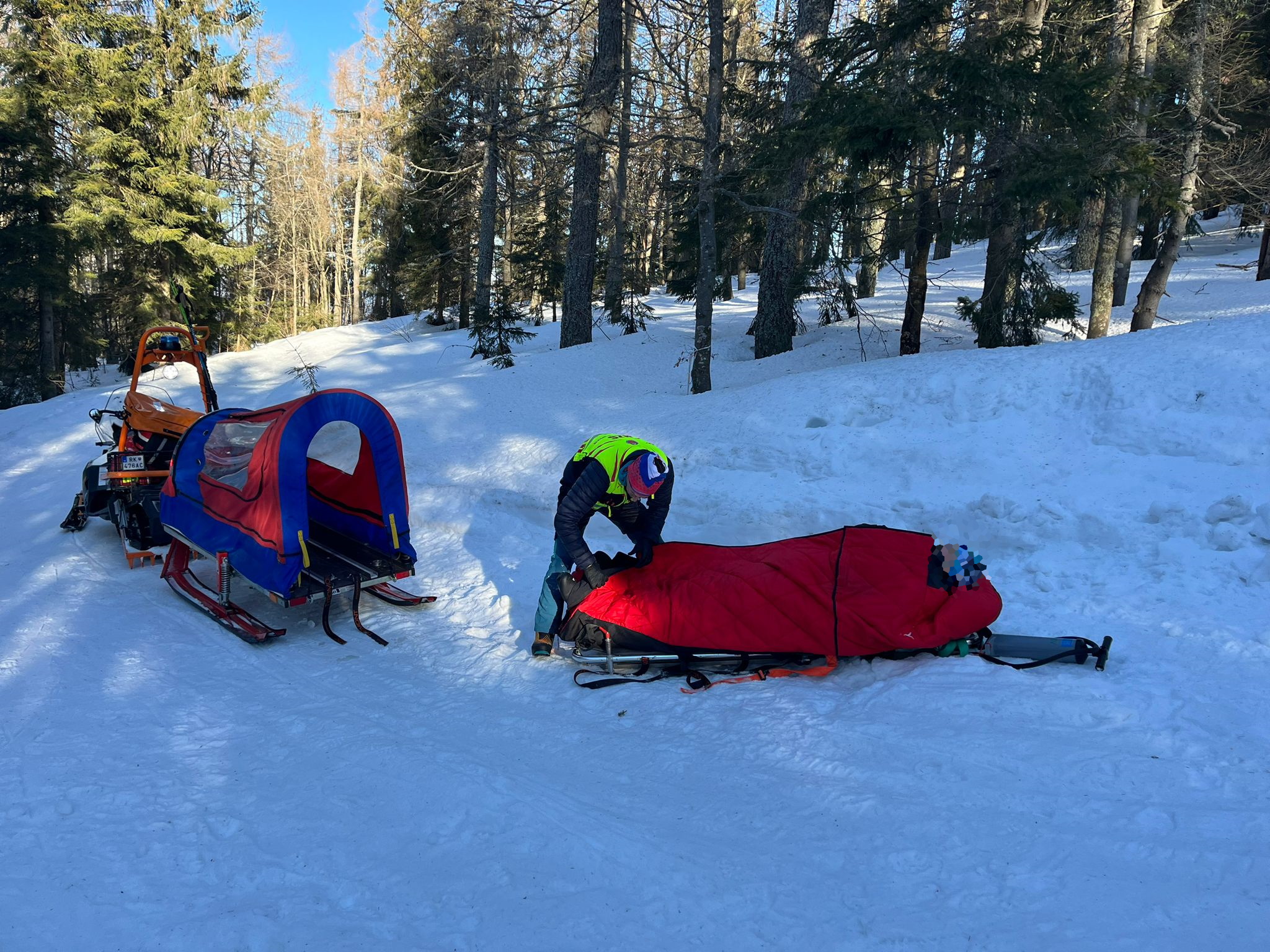 Horskí záchranári mali plné ruky práce. Pomáhali bežkárom aj skialpinistke