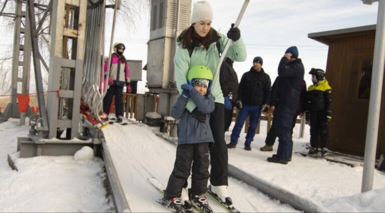 VIDEO: Vyhľadávané lyžiarske stredisko je opäť zasnežené. Milovníci zimných športov si prídu na svoje