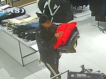Polícia pátra po páchateľovi krádeže oblečenia v bratislavskom obchodnom centre