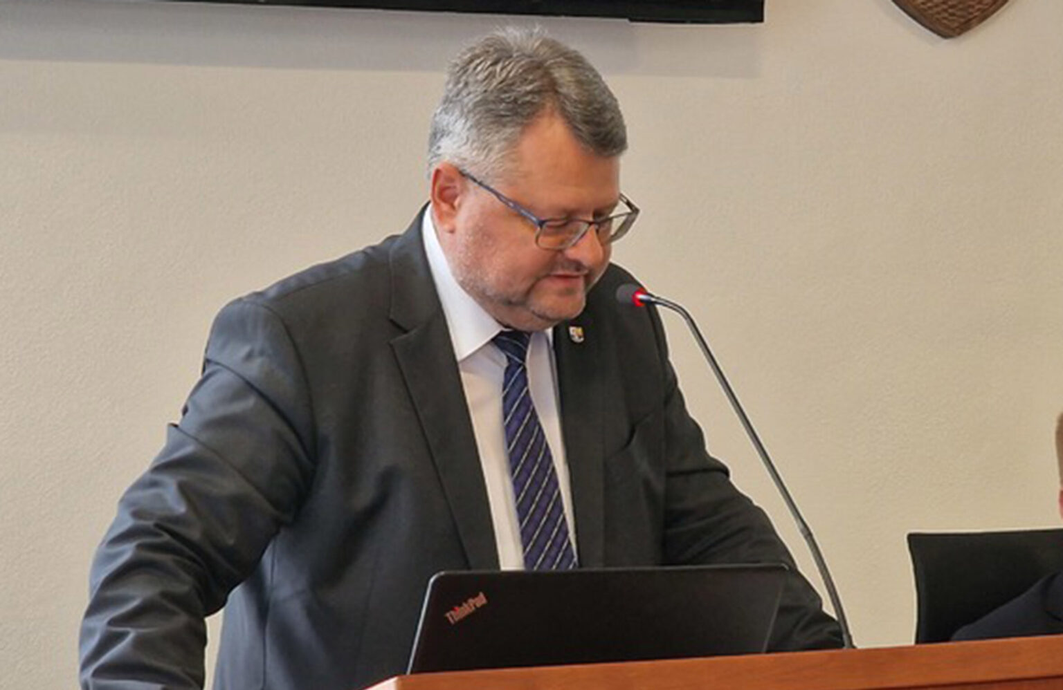 Hlavnému kontrolórovi TSK Pavlovi Zigovi odklepli krajskí poslanci maximálnu ročnú odmenu. Foto: TSK