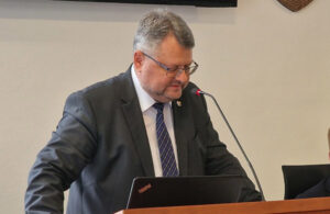 Krajskému kontrolórovi poslanci odklepli maximálnu ročnú odmenu