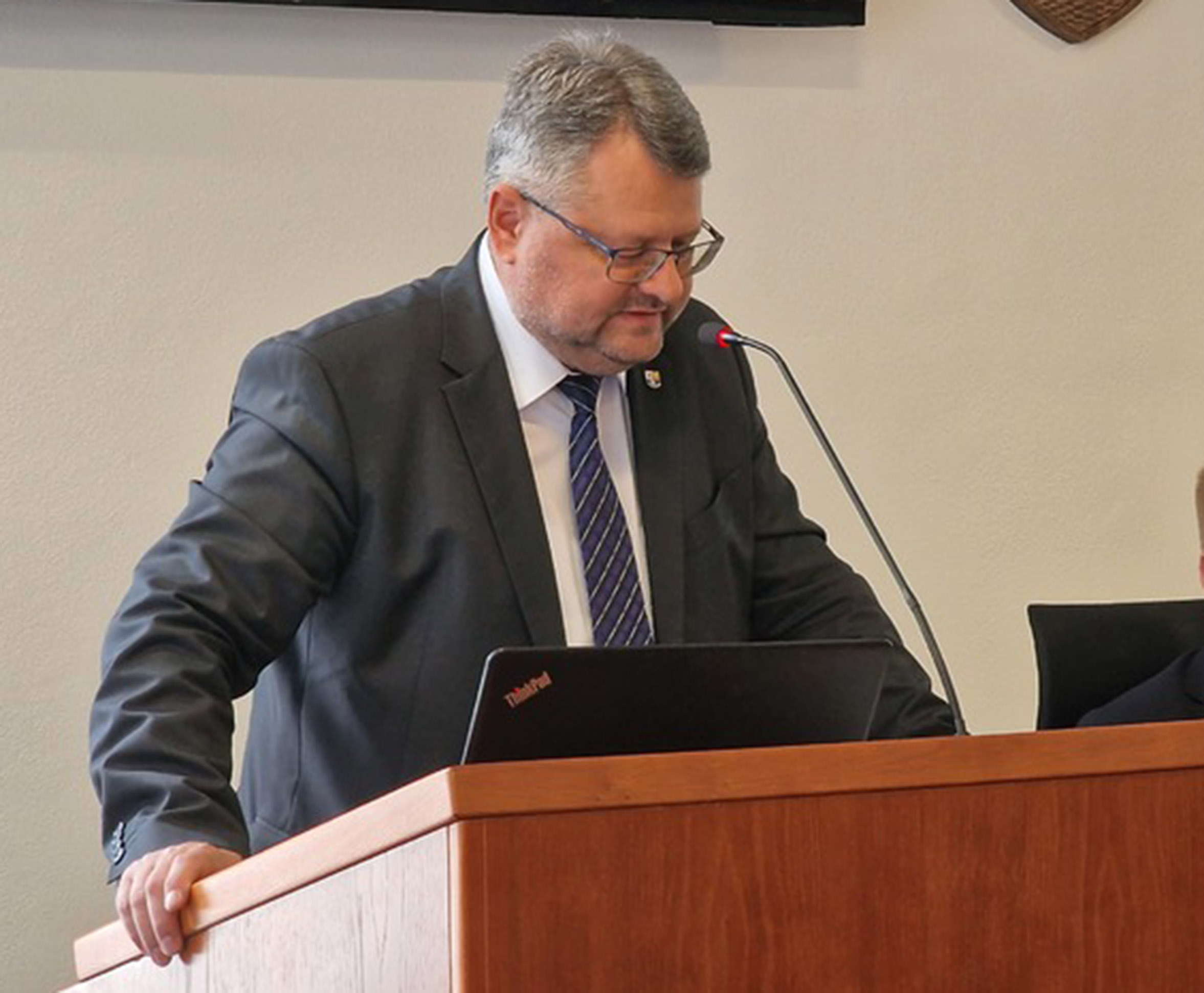 Krajskému kontrolórovi poslanci odklepli maximálnu ročnú odmenu