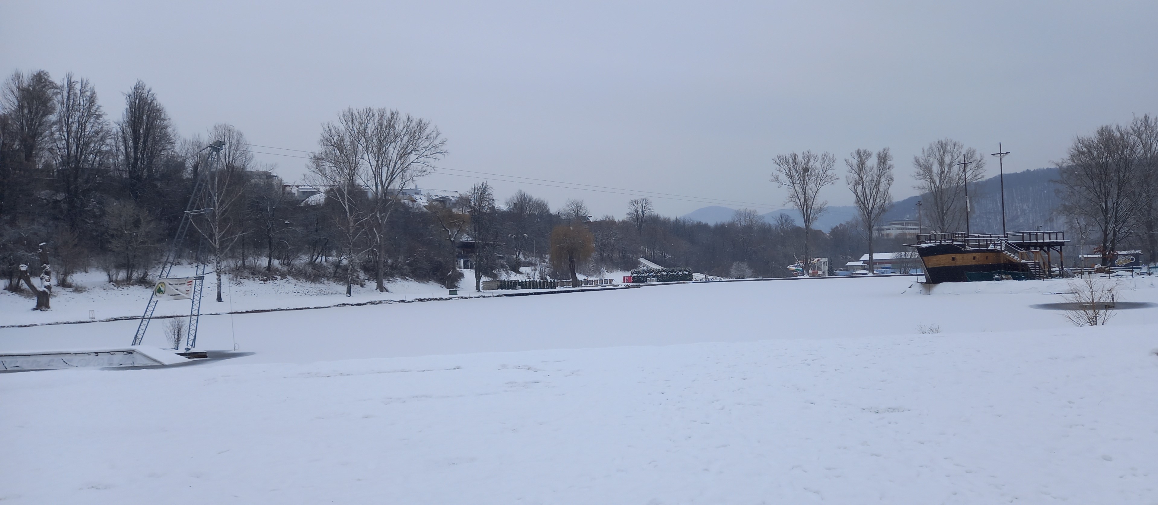 Banská Bystrica: V areáli plážového kúpaliska vŕtali do ľadu sondy. Kedy povolia korčuľovanie?