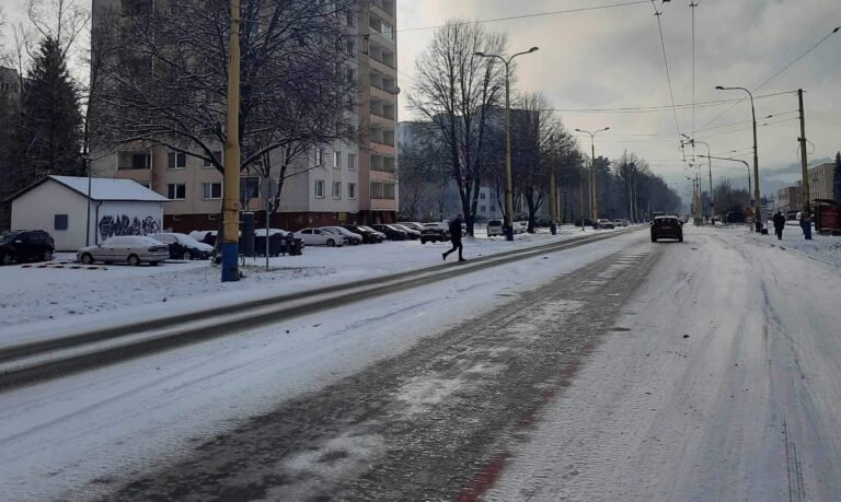 Utorkové ráno bolo v Prešove zasnežené a ľadové. Foto: Redakcia
