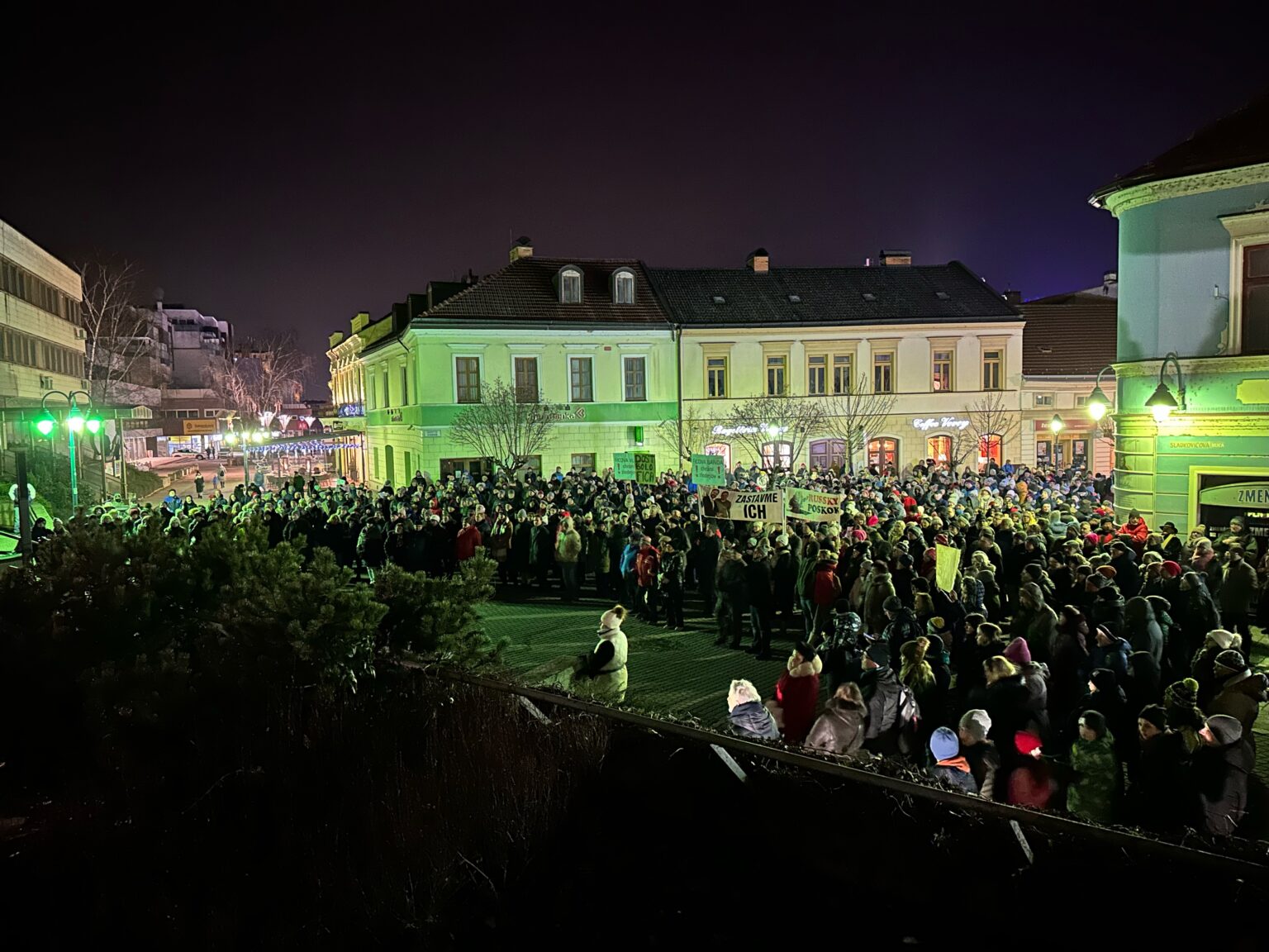 Štúrovo námestie v Trenčíne zaplnili nahnevaní občania. Foto: Milan Ďuračka