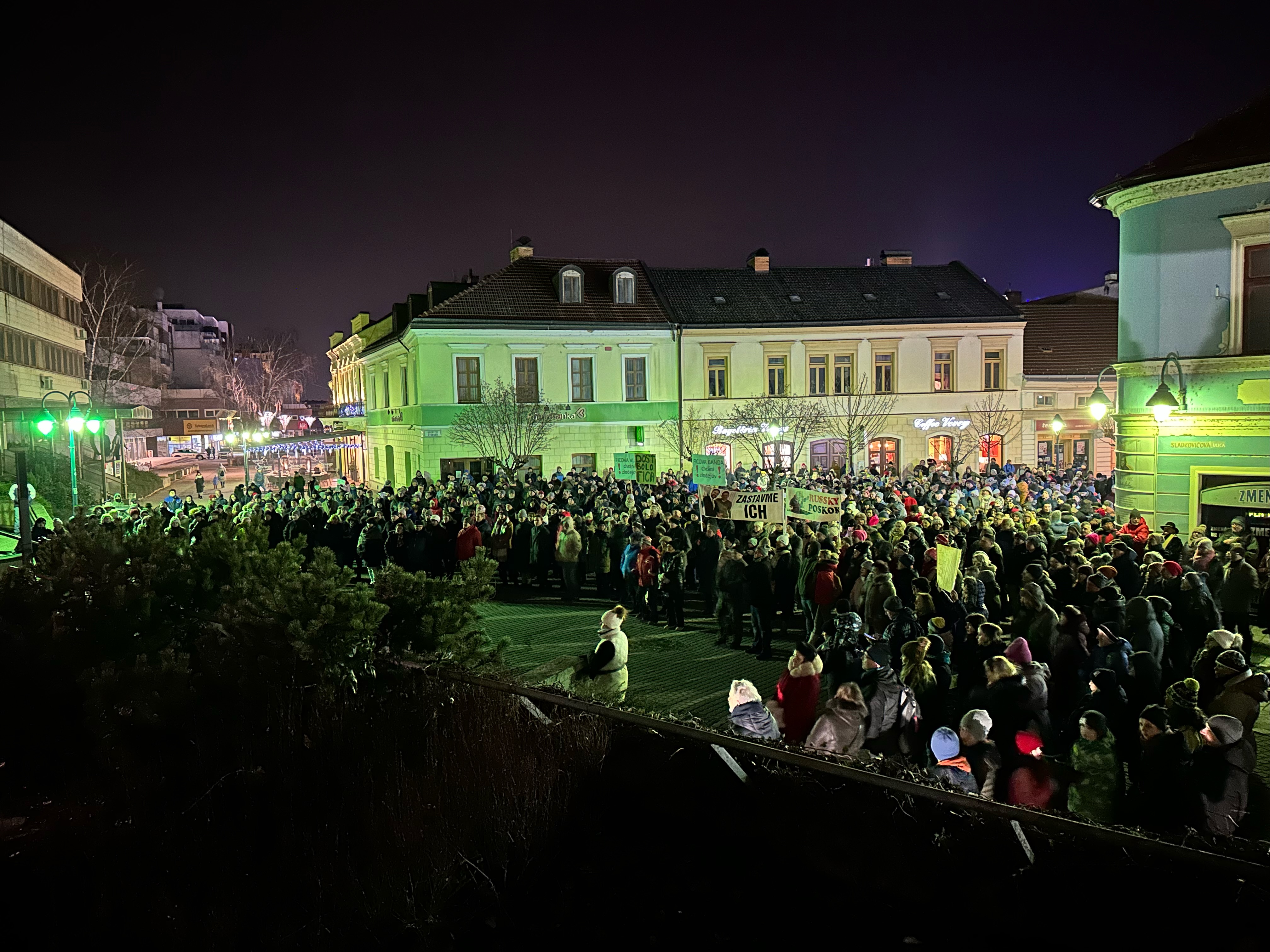 VIDEO: Štúrovo námestie v Trenčíne zaplnili nahnevaní občania