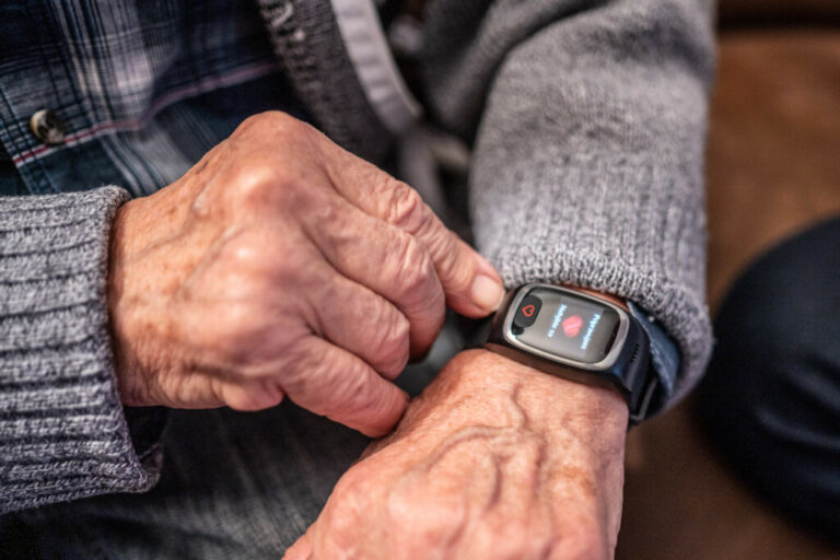 Monitorovacie hodinky môžu seniorom zachrániť život. Vďaka projektu ich môžete získať za cenu kávy. Ako postupovať?