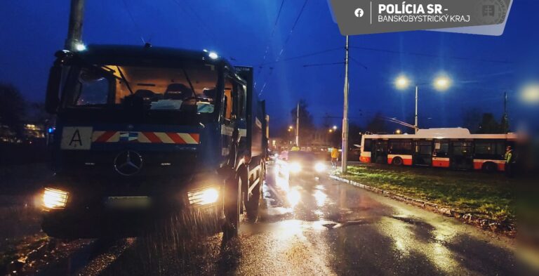 V Banskej Bystrici sa zrazil trolejbus so smetiarskym autom, zranení skončili v nemocnici