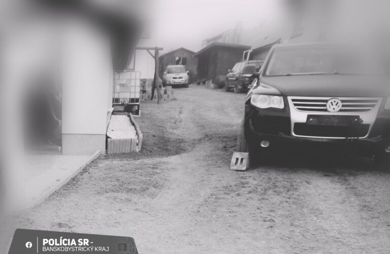 Nová Baňa: Muž, ktorého vo dvore zachytilo auto, zraneniam podľahol