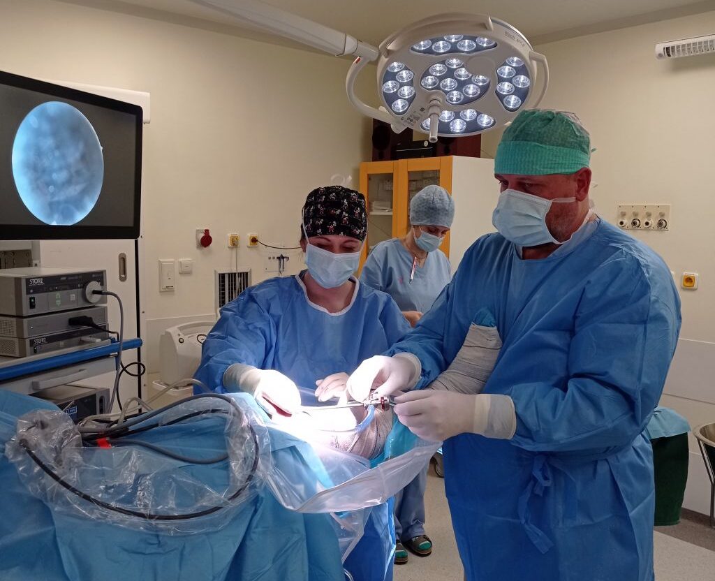 Nová artroskopická zostava a inštrumentárium v prvom rade umožňujú držať krok s vývojom na poli úrazovej chirurgie a ortopédie. FOTO: Nemocnica Čadca