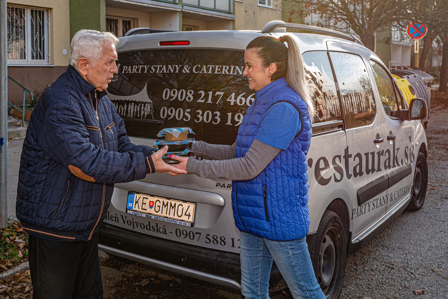 Najprv seniorom zrušili príspevok na obedy, teraz sa od toho dištancujú. Čo je dôvodom?