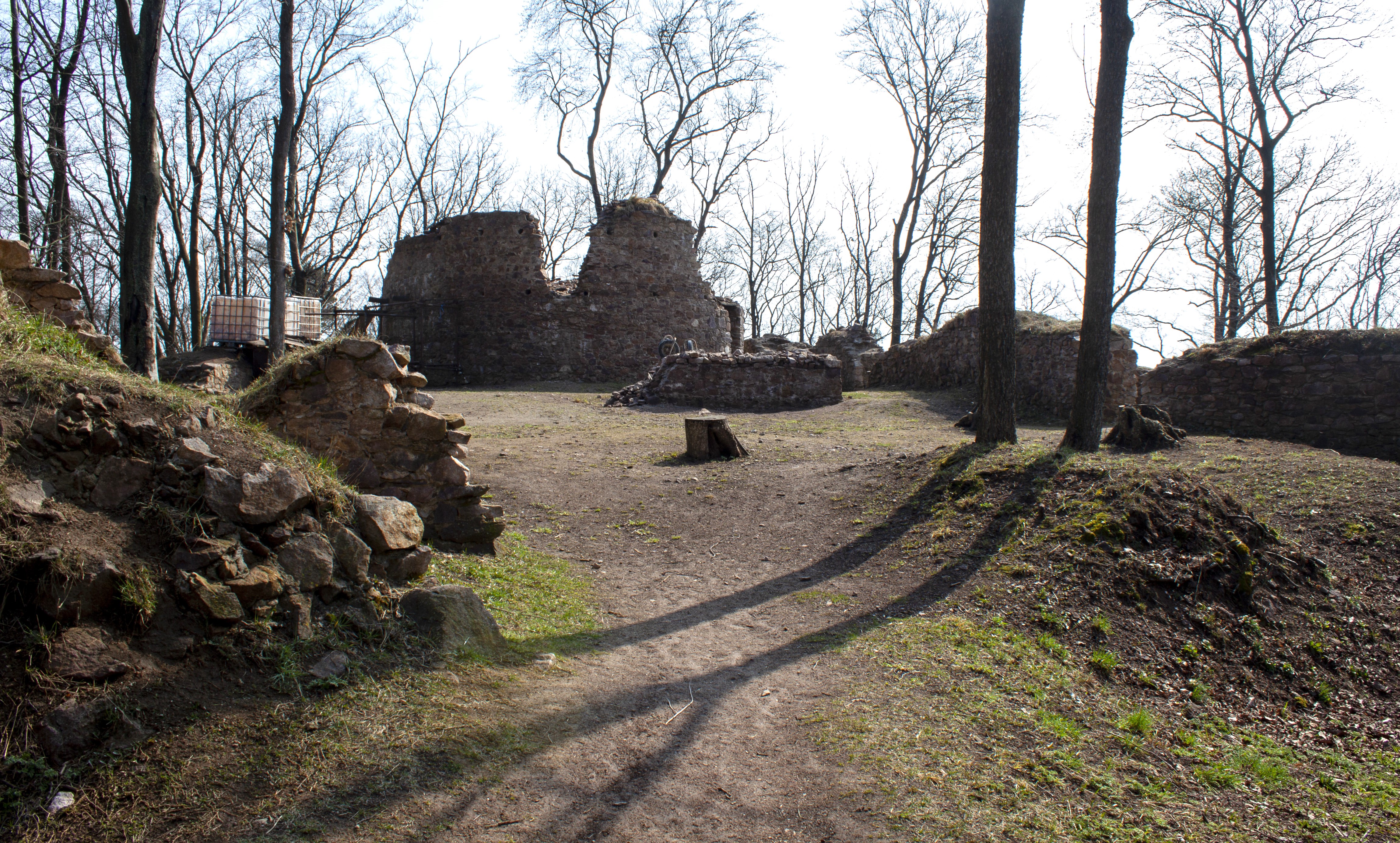 Hrádok Obišovce ponúka výlet do stredoveku. A príjemnú prechádzku