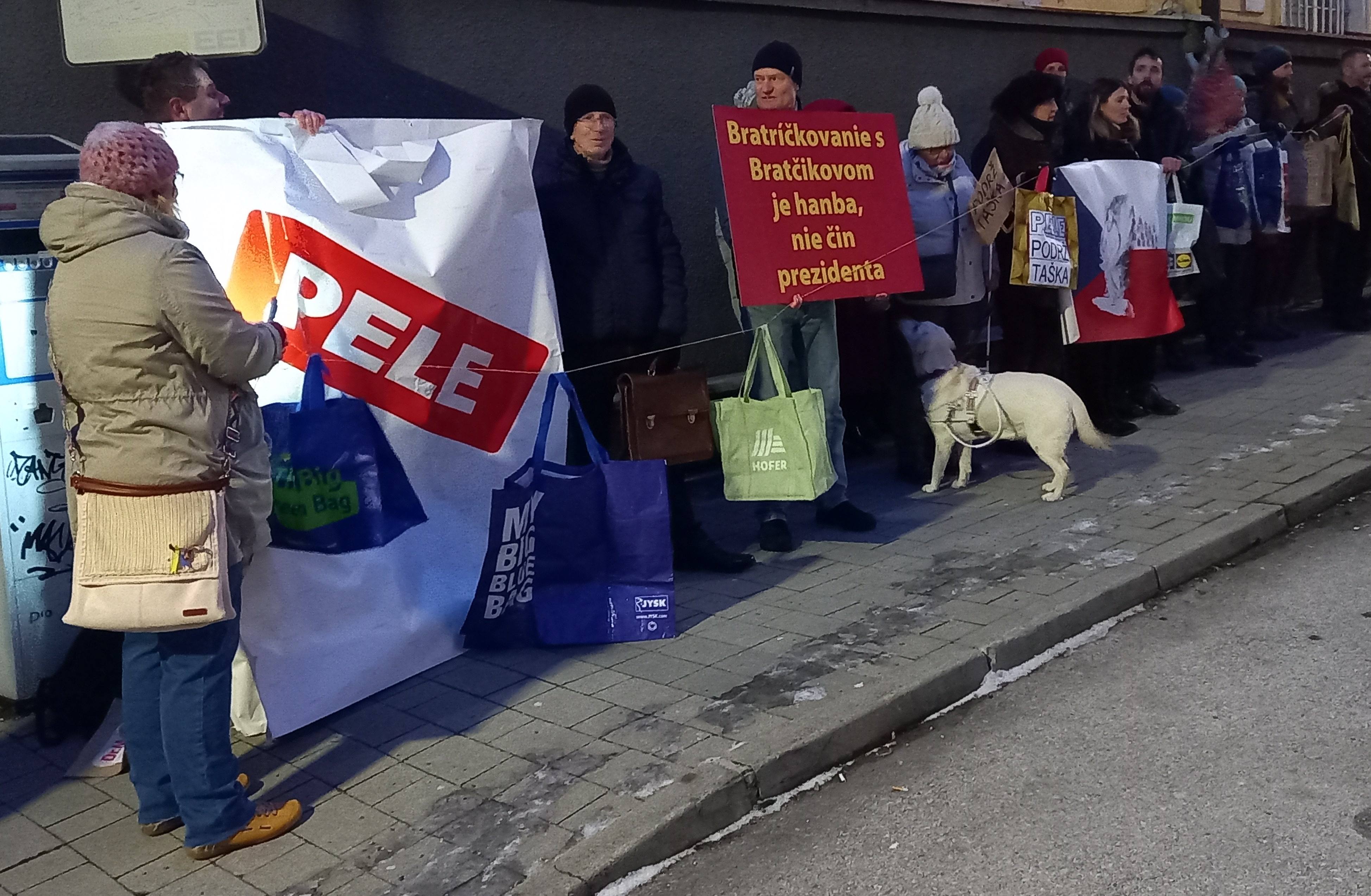 Pellegrini oznámil v rodnom meste kandidatúru na prezidenta. Demonštranti vyjadrili nesúhlas